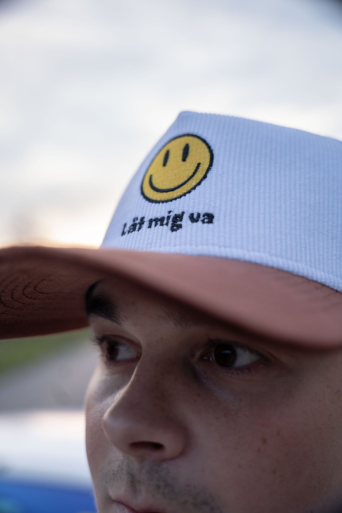 Roaderwear Vit 5-panel Truckerkeps - Låt Mig Va!