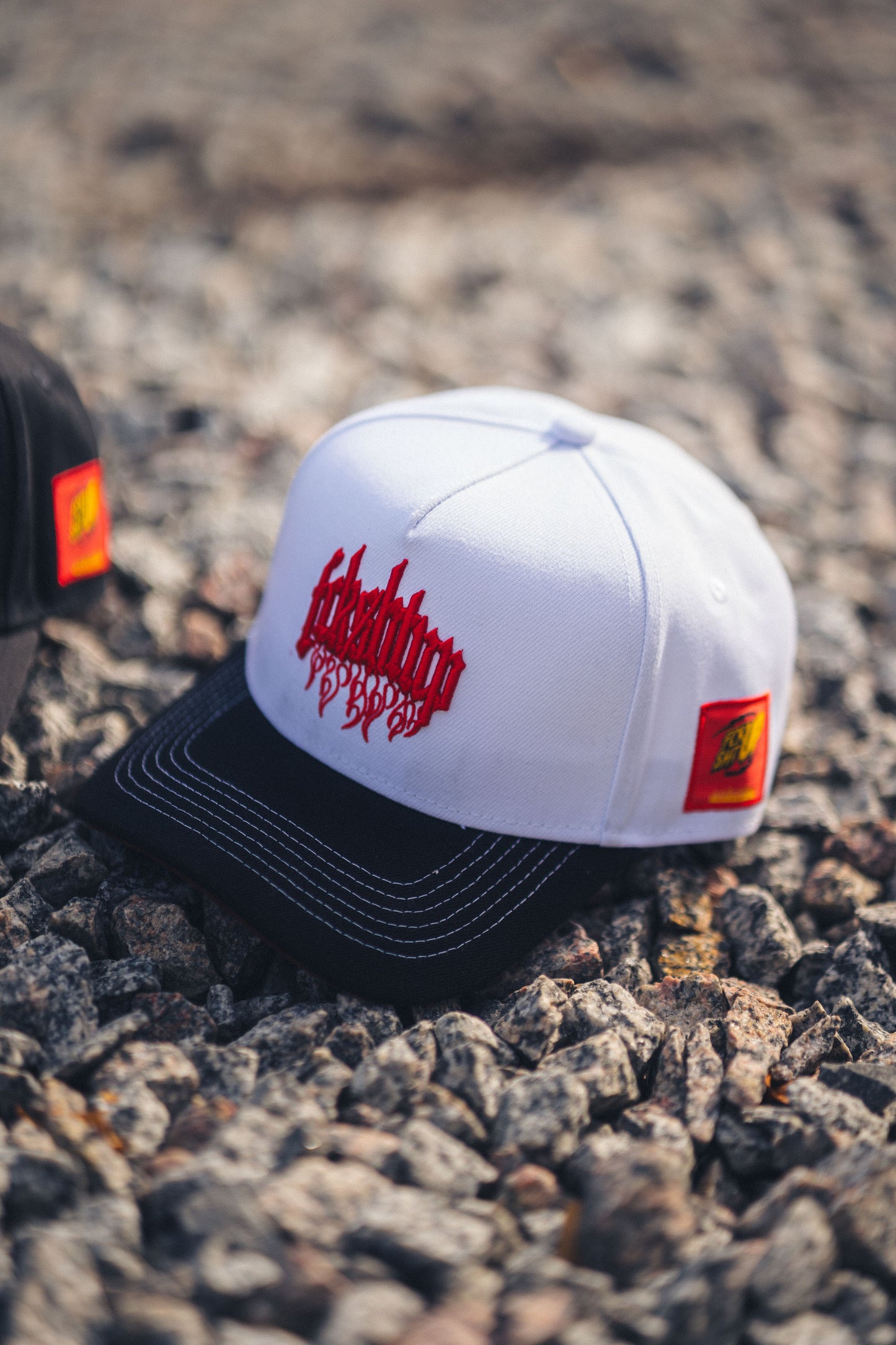 Fckshtup Flames White / Black Baseball Cap / Keps 5-panel