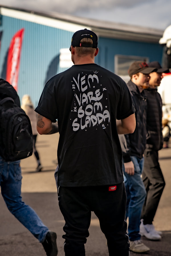 Vem vare som sladda?! Svart T-shirt