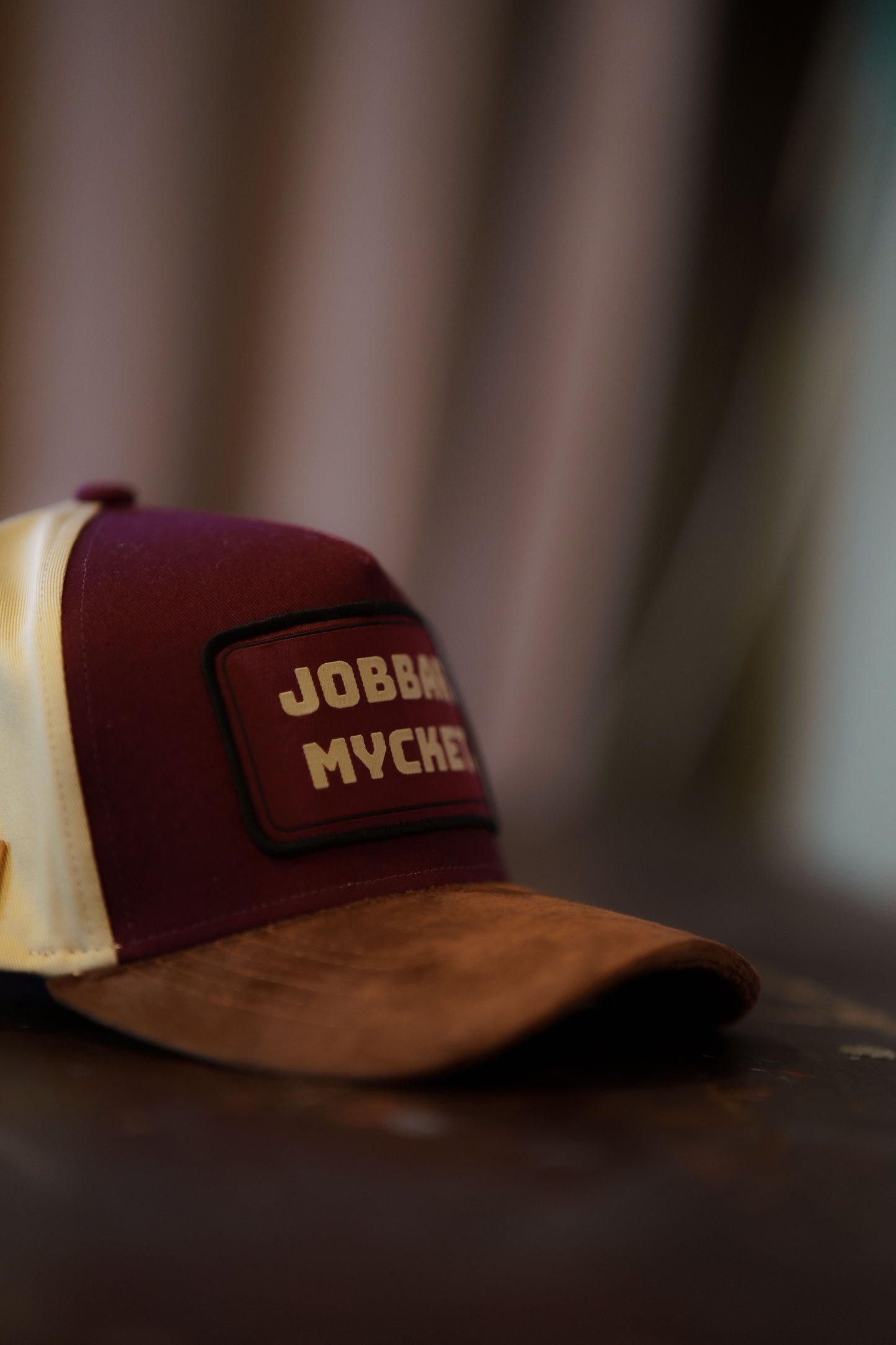 Jobbar. Mycket. Burgundy / Beige Snapback / Keps - Roaderwear