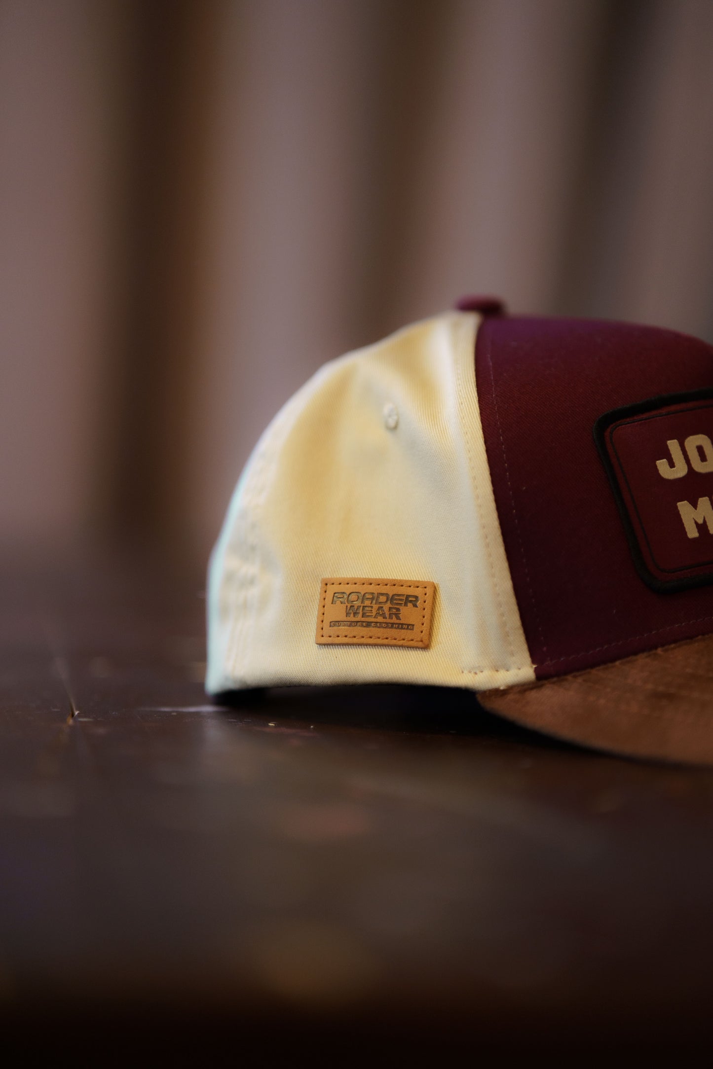 Jobbar. Mycket. Burgundy / Beige Snapback / Keps - Roaderwear