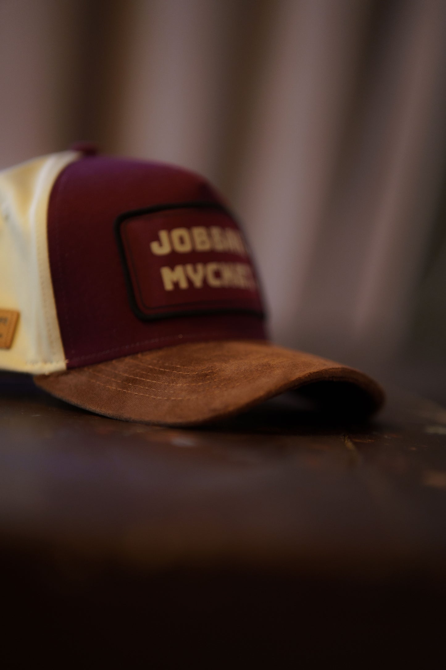 Jobbar. Mycket. Burgundy / Beige Snapback / Keps - Roaderwear
