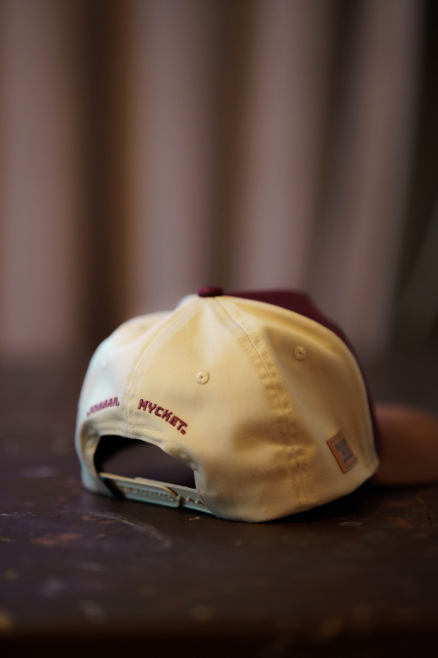 Jobbar. Mycket. Burgundy / Beige Snapback / Keps - Roaderwear