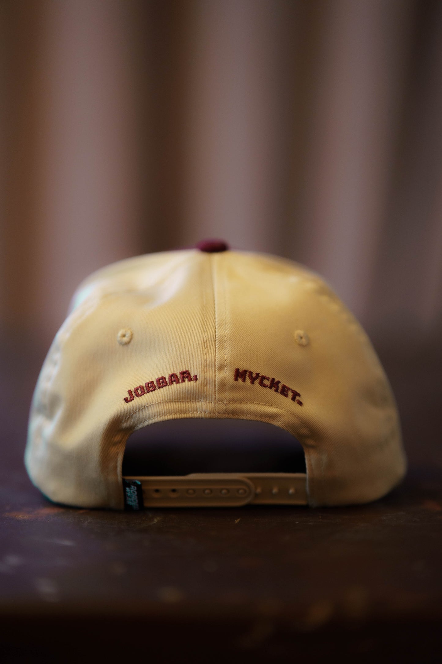 Jobbar. Mycket. Burgundy / Beige Snapback / Keps - Roaderwear