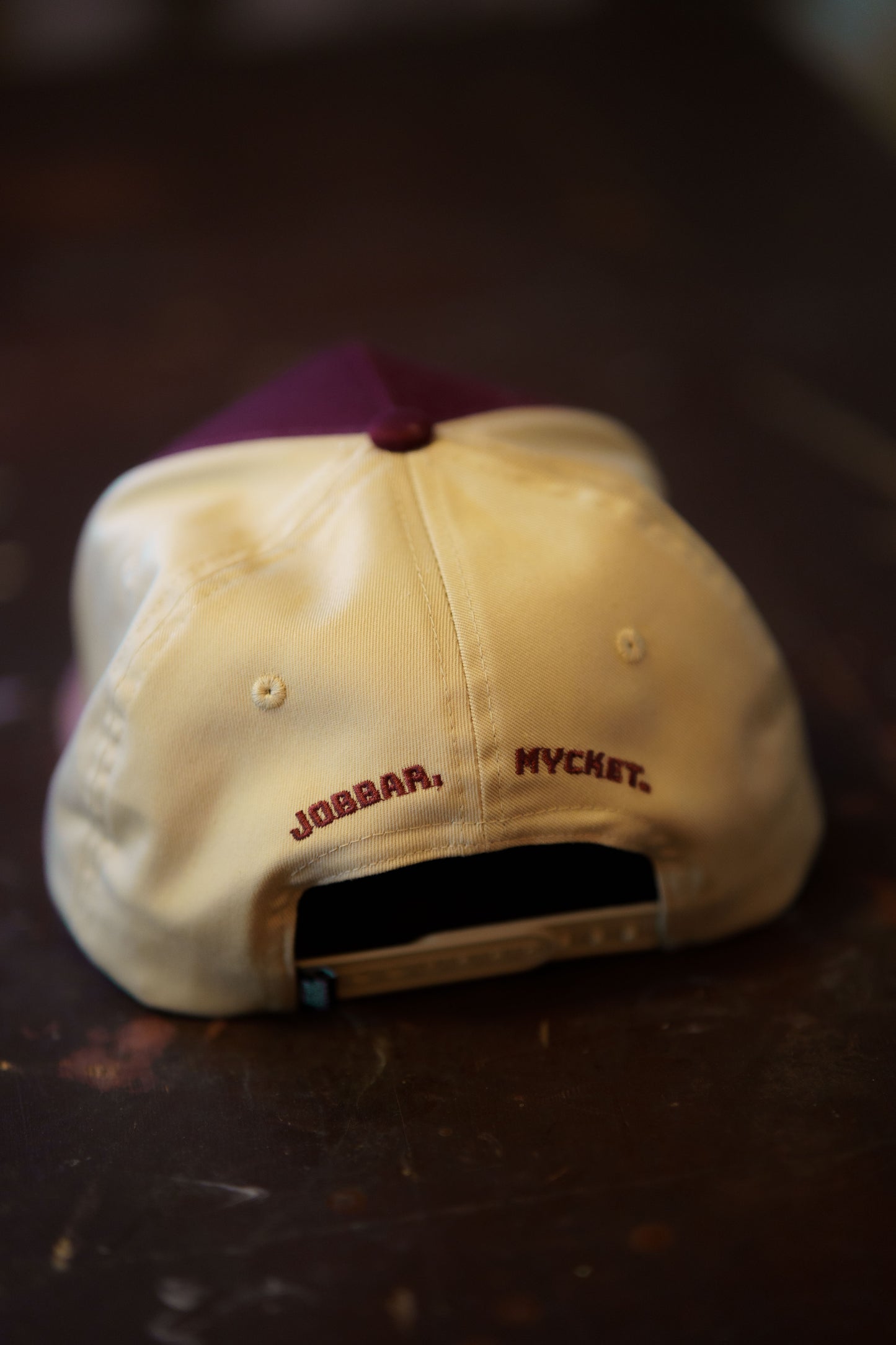 Jobbar. Mycket. Burgundy / Beige Snapback / Keps - Roaderwear