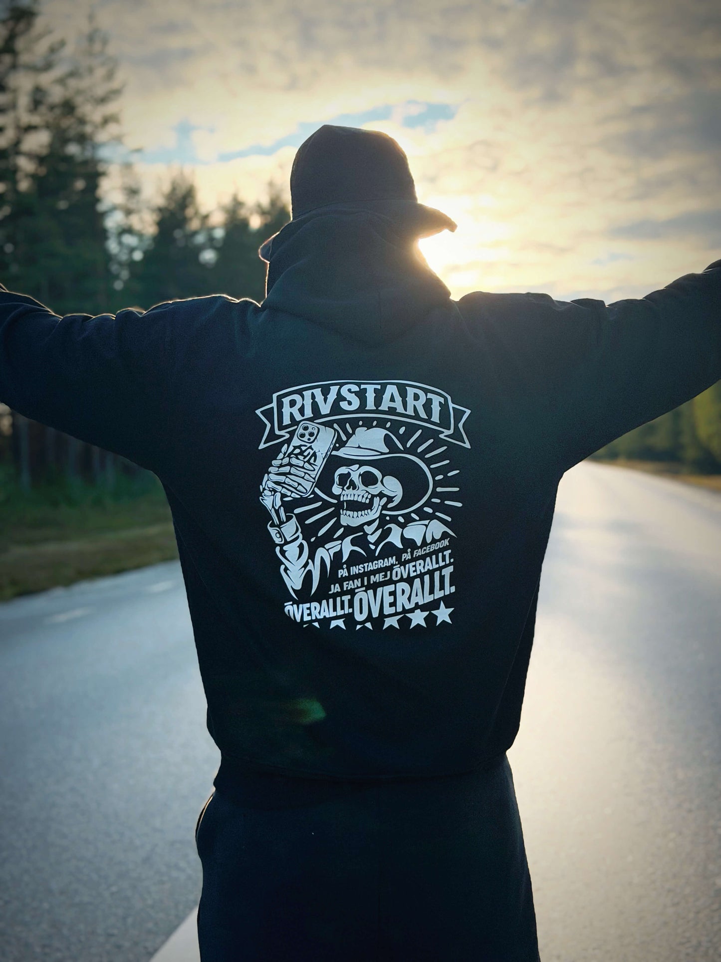Rivstart "Alla Vill vara Kändis" Svart Hoodie