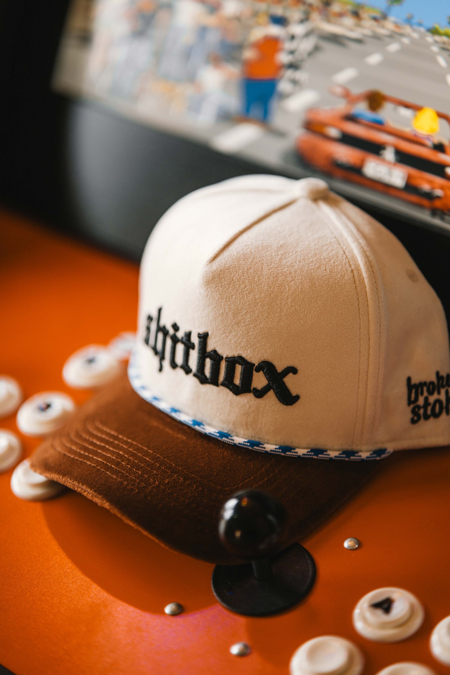 Roaderwear 5-panel keps – Shitbox Milk & Torque (Cream/Brown/Blue)