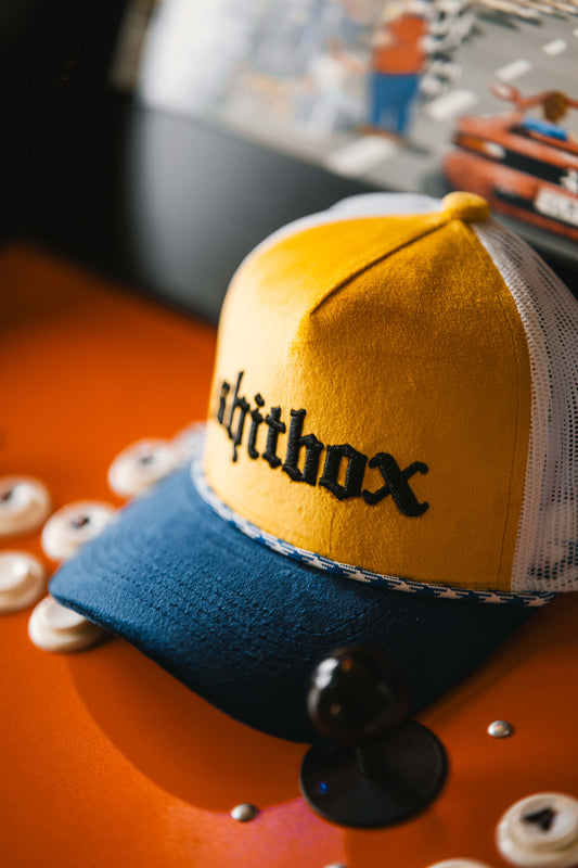 Roaderwear 5-panel keps – Shitbox Boosted Banana (Yellow/Blue/White Mesh)