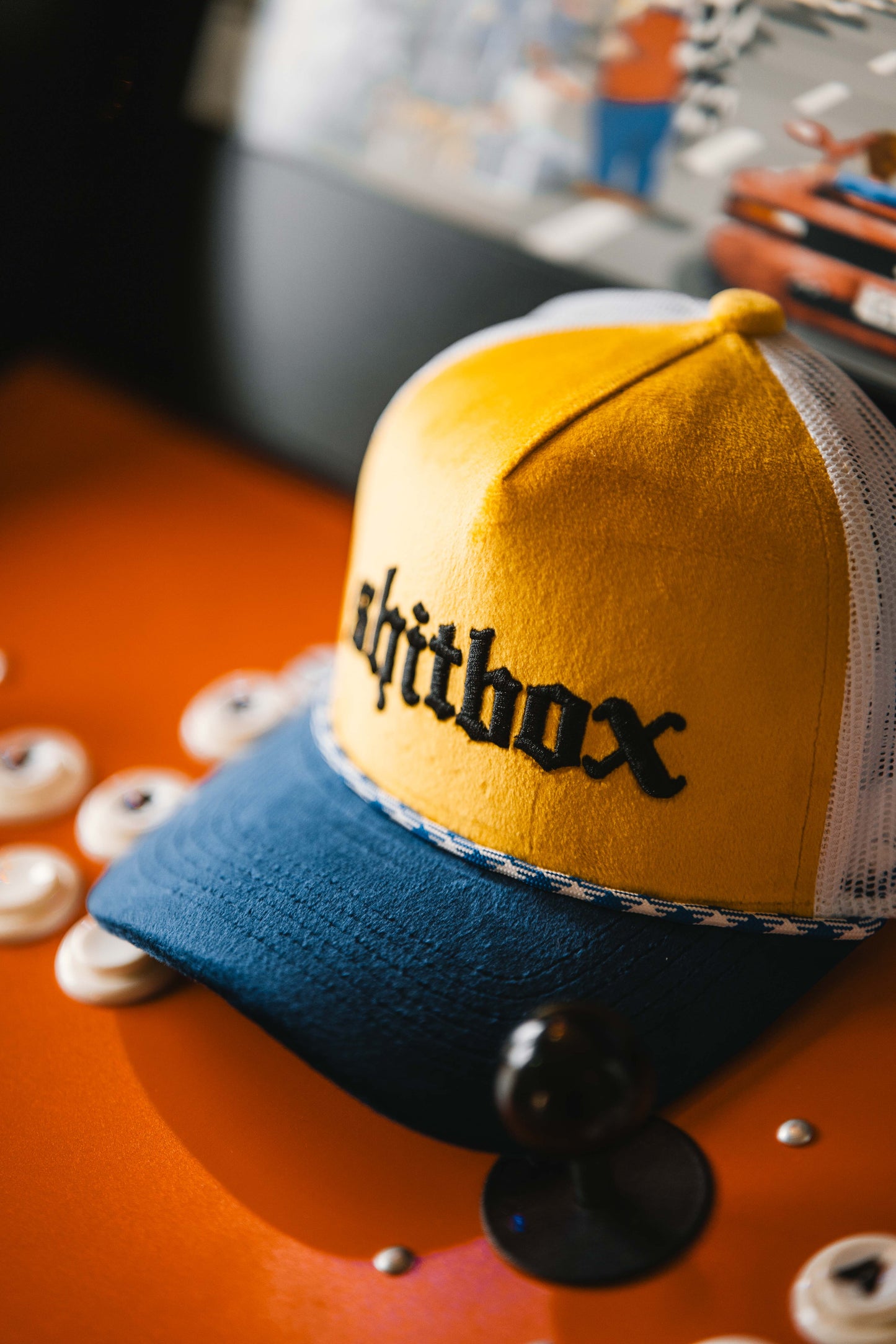 Roaderwear 5-panel keps – Shitbox Boosted Banana (Yellow/Blue/White Mesh)