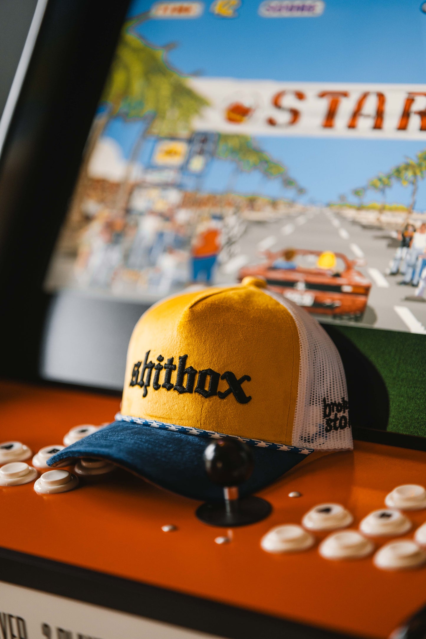 Roaderwear 5-panel keps – Shitbox Boosted Banana (Yellow/Blue/White Mesh)