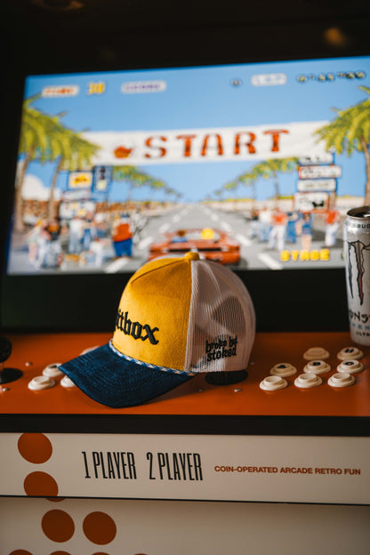 Roaderwear 5-panel keps – Shitbox Boosted Banana (Yellow/Blue/White Mesh)