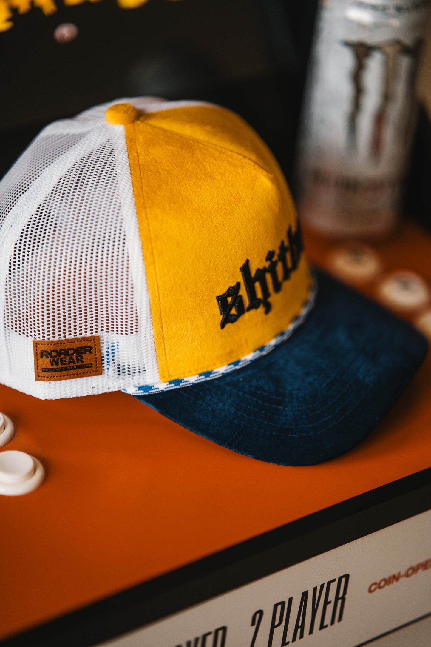 Roaderwear 5-panel keps – Shitbox Boosted Banana (Yellow/Blue/White Mesh)