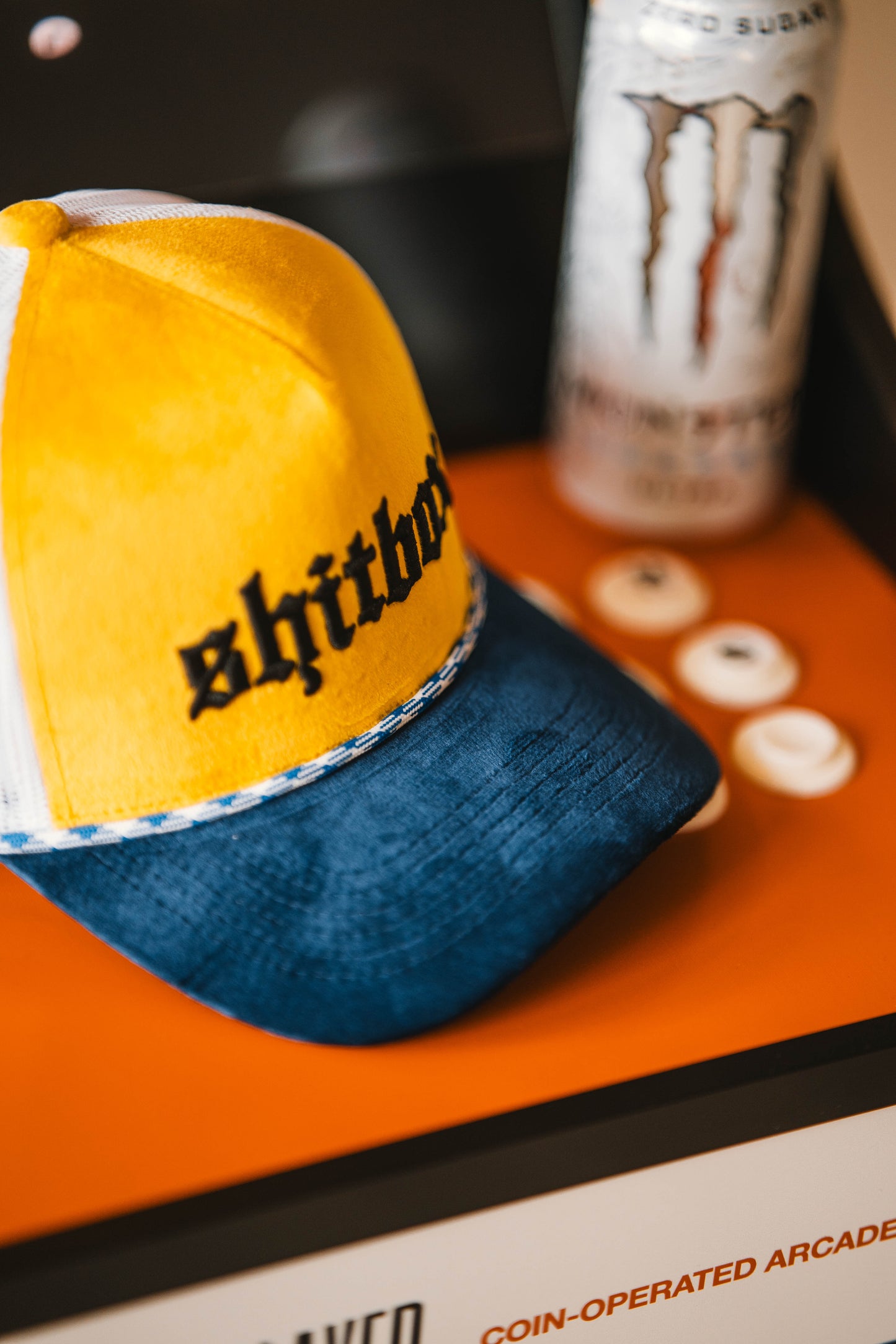 Roaderwear 5-panel keps – Shitbox Boosted Banana (Yellow/Blue/White Mesh)