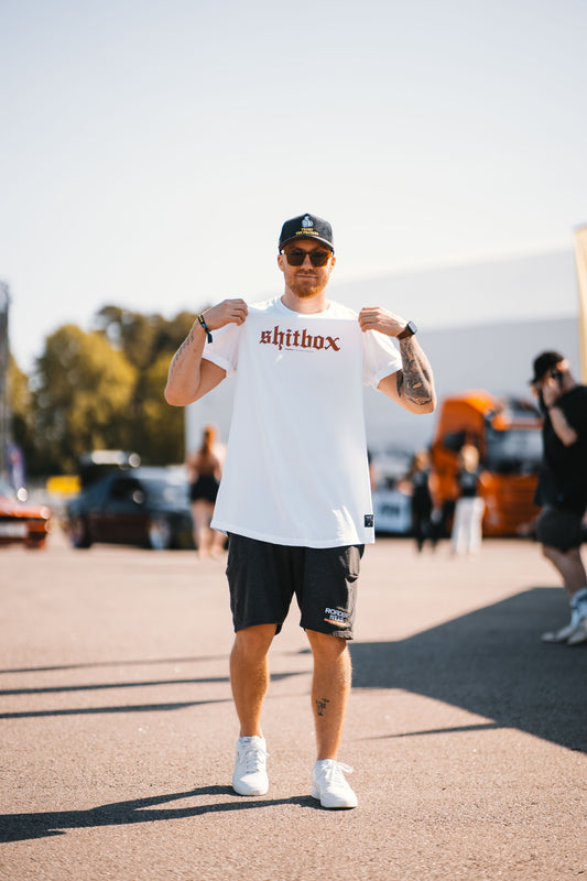 Roaderwear "Shitbox" Tee – Röd / Vit